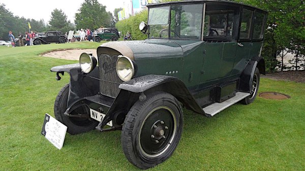 Наречен на родния си град Прага, компанията започва да произвежда автомобили, направени предимно от части на други производители. Mignon е неговият първи напълно самостоятелно проектиран модел, представен през 1911 година. После има бурна съдба с промени, спиране от производство и ново пускане.

Всичко това продължава 13 години, докато колата не започва да изглежда като на снимката. Пред това време самата Прага преживява бурни време, като от голям град в Австро-Унгария става столица на Чехословакия.